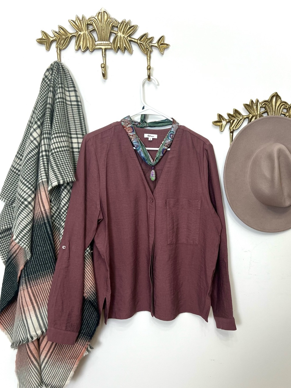 🆕🍁Rich fall mauve V neck blouse L ptp 23”